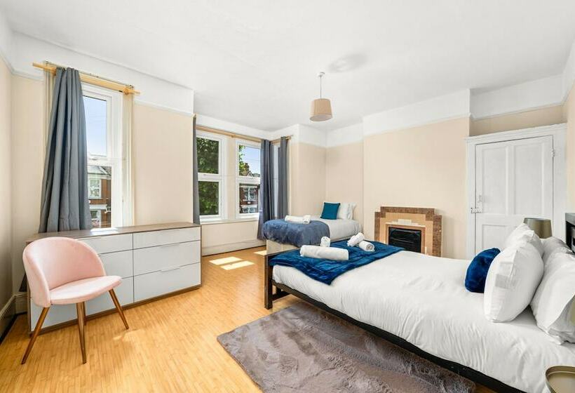 레지던스 Homely 4 Bedroom Home With 2 Baths & Free Parking