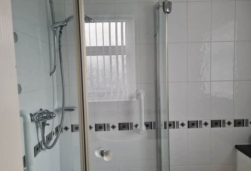 إقامة Immaculate 3 Bed House With Free Parking In Bolton