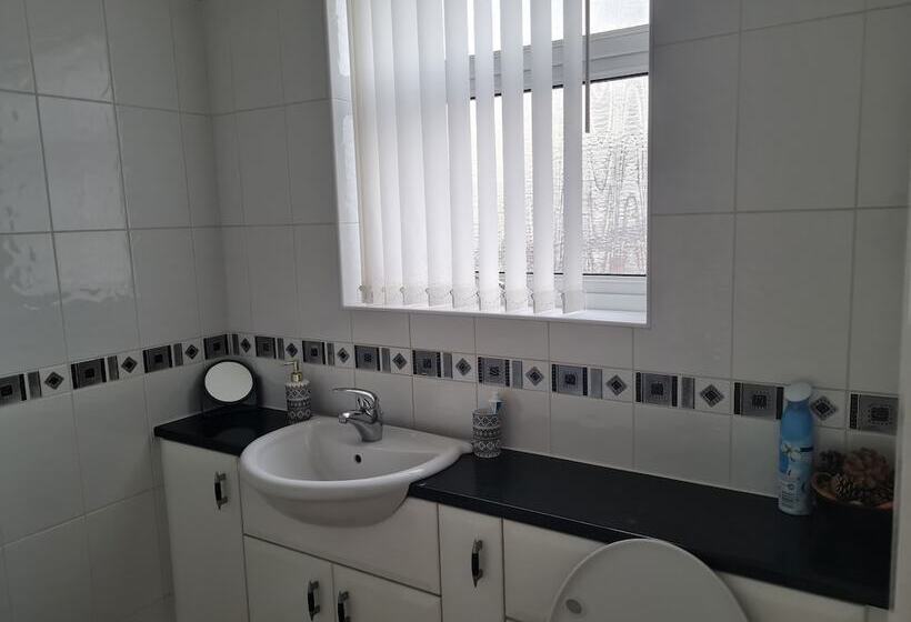 إقامة Immaculate 3 Bed House With Free Parking In Bolton