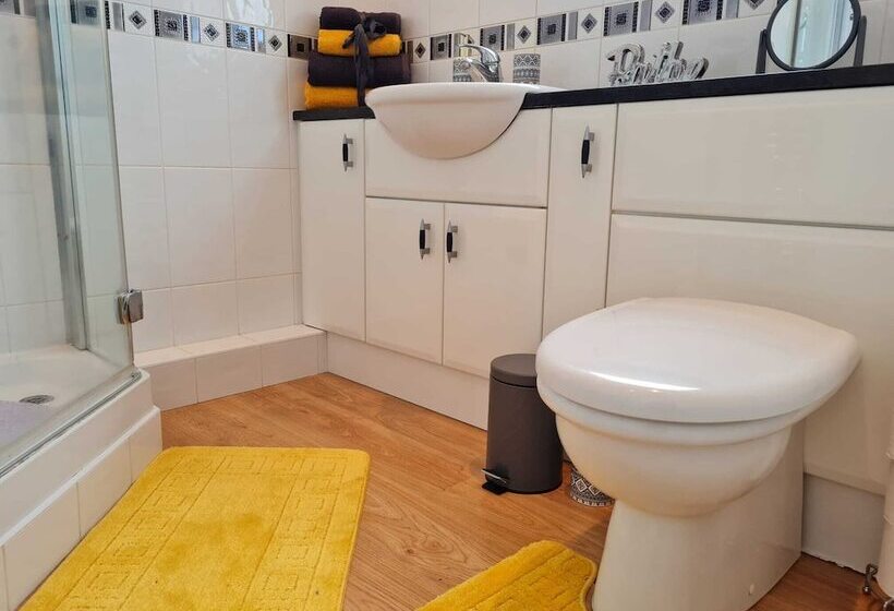 إقامة Immaculate 3 Bed House With Free Parking In Bolton