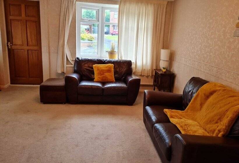 إقامة Immaculate 3 Bed House With Free Parking In Bolton