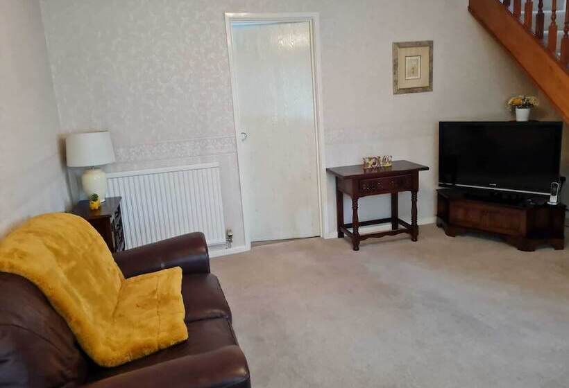 إقامة Immaculate 3 Bed House With Free Parking In Bolton