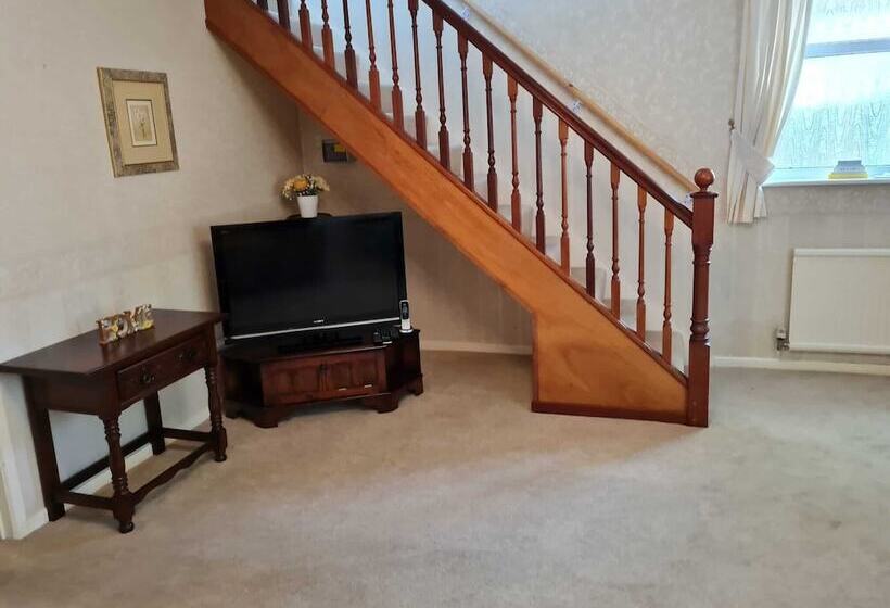 إقامة Immaculate 3 Bed House With Free Parking In Bolton