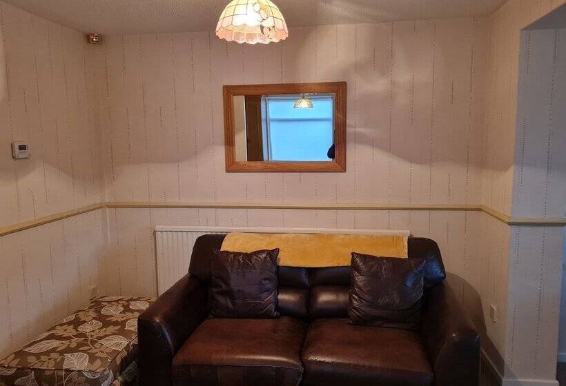 إقامة Immaculate 3 Bed House With Free Parking In Bolton