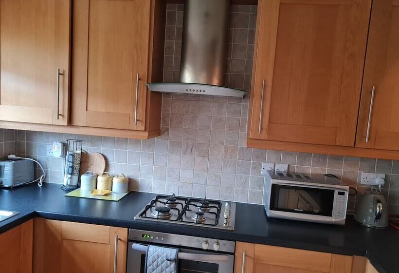 إقامة Immaculate 3 Bed House With Free Parking In Bolton