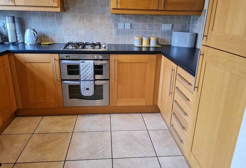 إقامة Immaculate 3 Bed House With Free Parking In Bolton