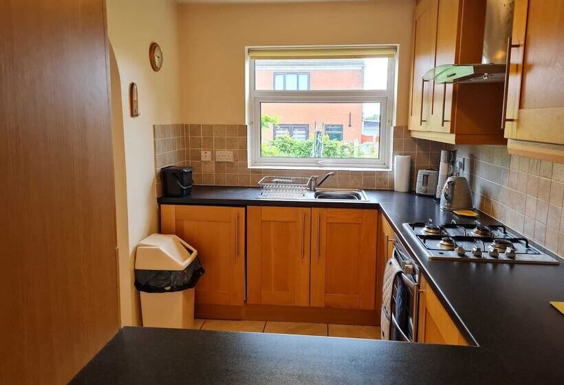 إقامة Immaculate 3 Bed House With Free Parking In Bolton