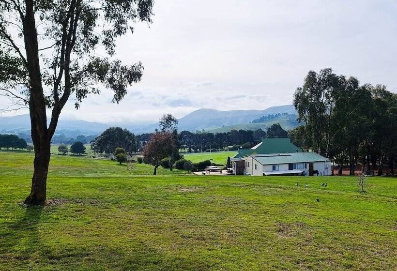 リゾートホテル The Village Green Glampervans