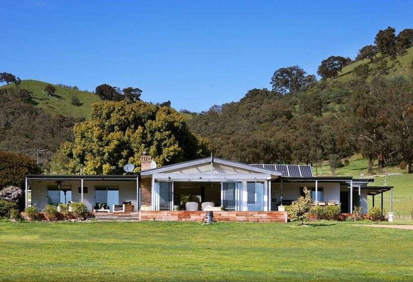 リゾートホテル The Village Green Glampervans