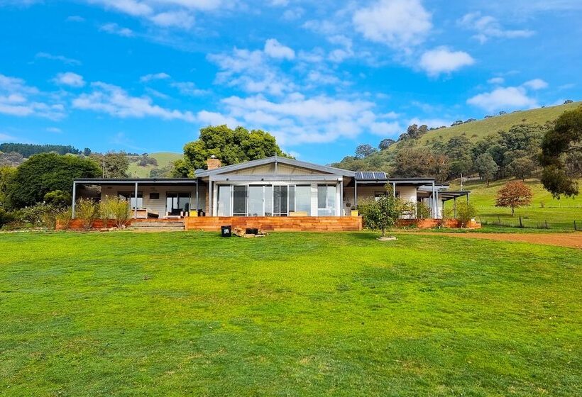 リゾートホテル The Village Green Glampervans