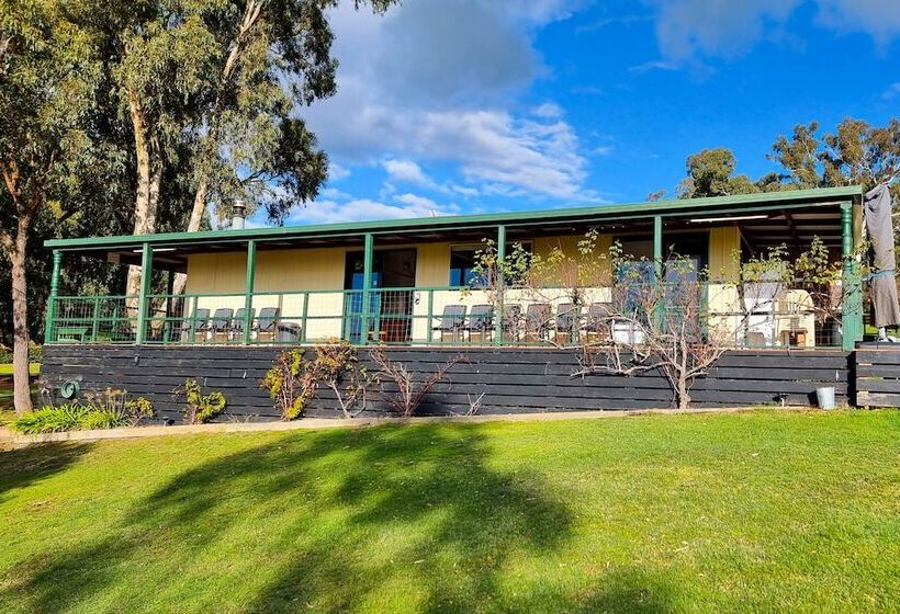 リゾートホテル The Village Green Glampervans