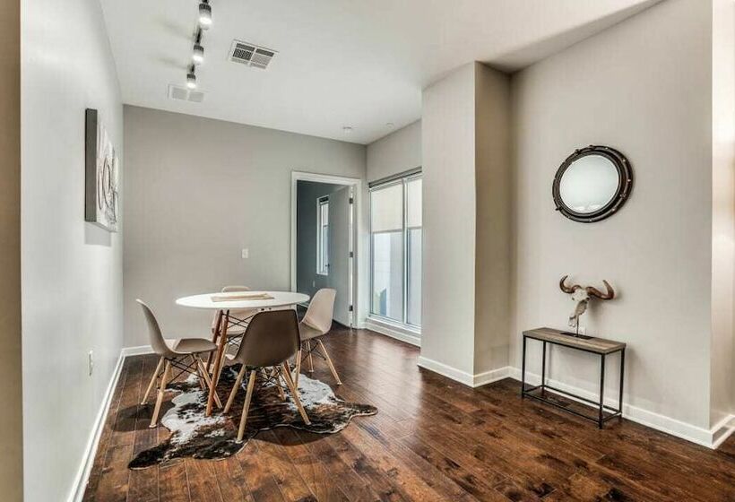 Stunning 2br 2ba W/sky Pool Lounge Cozysuites