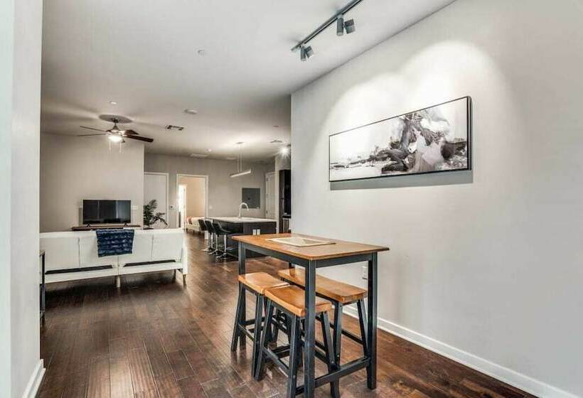 Stunning 2br 2ba W/sky Pool Lounge Cozysuites