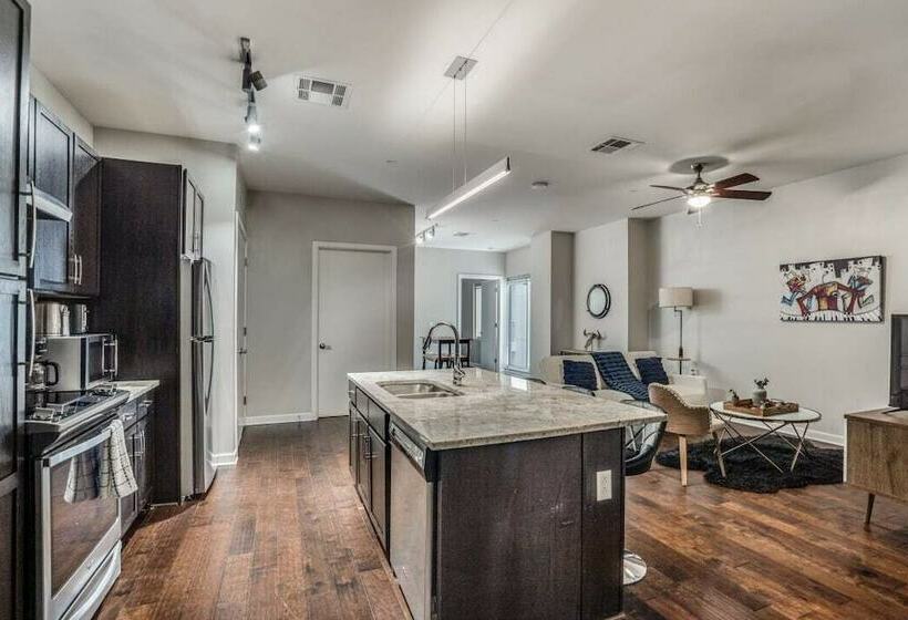 Stunning 2br 2ba W/sky Pool Lounge Cozysuites