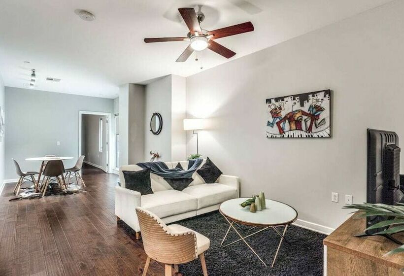 Stunning 2br 2ba W/sky Pool Lounge Cozysuites