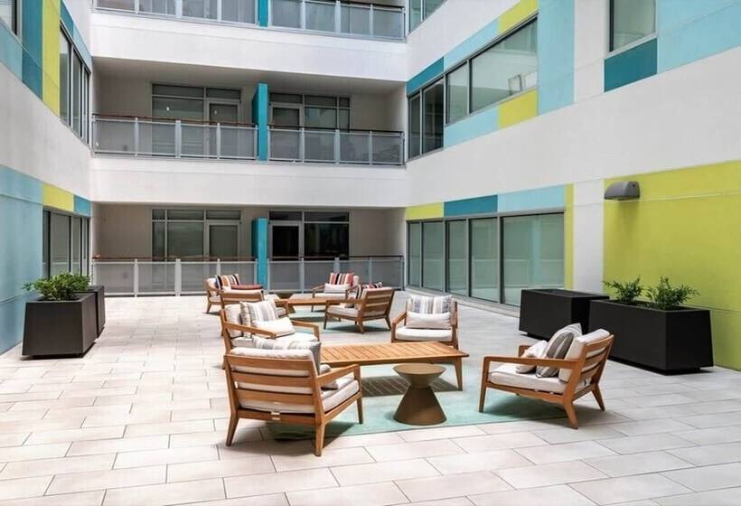 Stunning 2br 2ba W/sky Pool Lounge Cozysuites