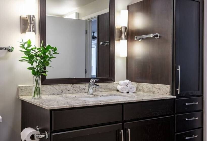 Stunning 2br 2ba W/sky Pool Lounge Cozysuites