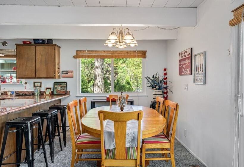 Sunshine Cabin   Relaxation Awaits When You Visit The Sunshine Cabin. After A Day Exploring Nearby M