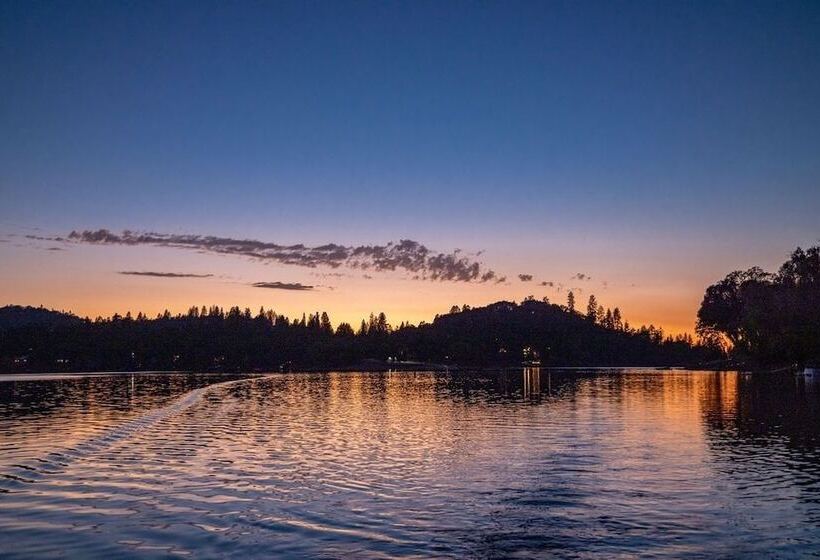 The Big Easy   Lakefront Only 1 Mile To Popular Marina Beach! By Yosemite Region Resorts