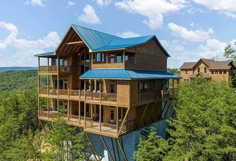 Bear Hugs   5 Bedrooms, 5.5 Baths, Sleeps 20 5 Cabin By Redawning