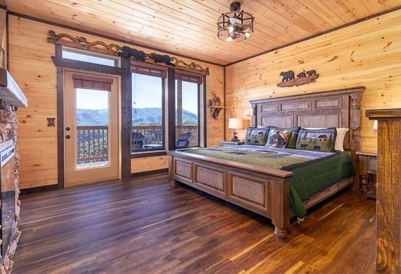 Bear Hugs   5 Bedrooms, 5.5 Baths, Sleeps 20 5 Cabin By Redawning