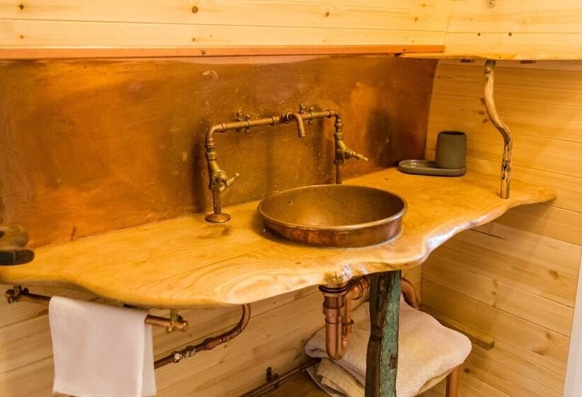 Beautiful 1 Bed Glamping Pod In Battle