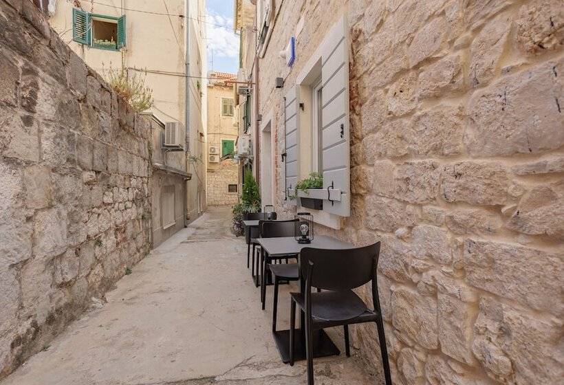 تختخواب و صبحانه Heritage Rooms Split Olympic Dream