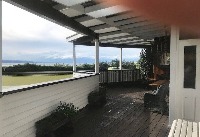 Bluff Hill Lighthouse B&b