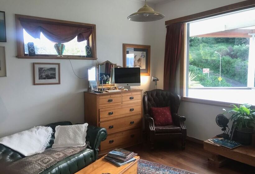 Bluff Hill Lighthouse B&b