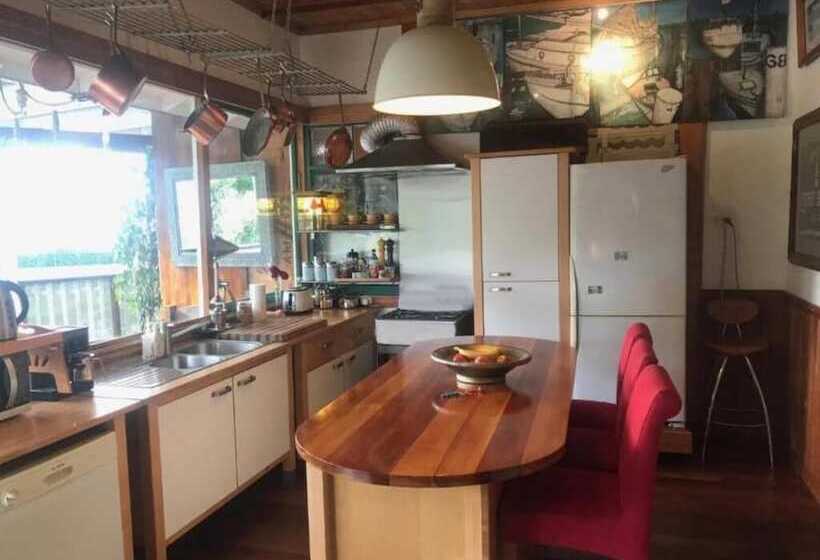 Bluff Hill Lighthouse B&b