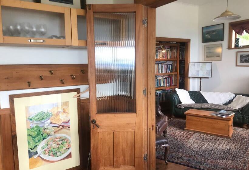 Bluff Hill Lighthouse B&b