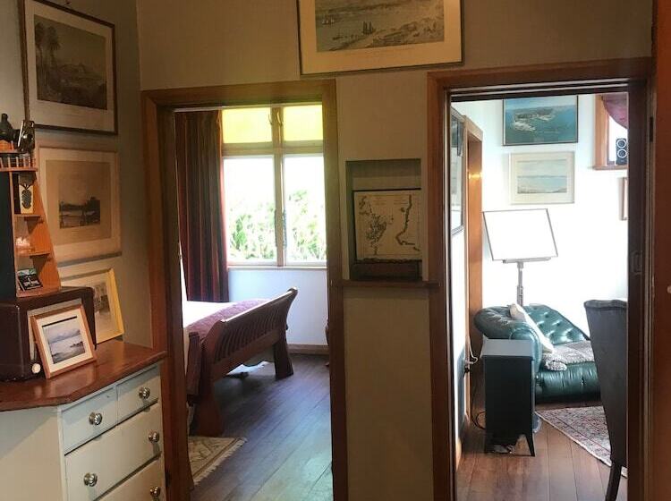 Bluff Hill Lighthouse B&b