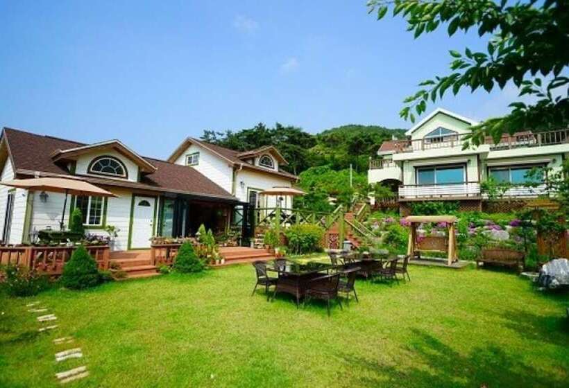 Pension On The Sea Shore In The Bosom Department Byeonsanbando