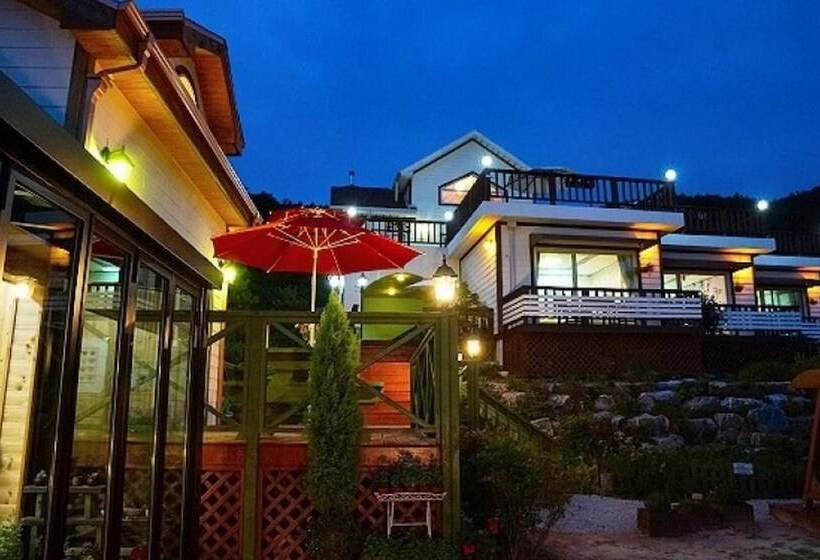 Pension On The Sea Shore In The Bosom Department Byeonsanbando