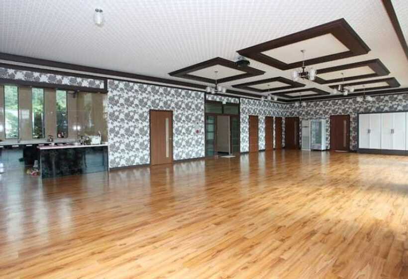 Пансион Youngwol Dongkang Village Caravan