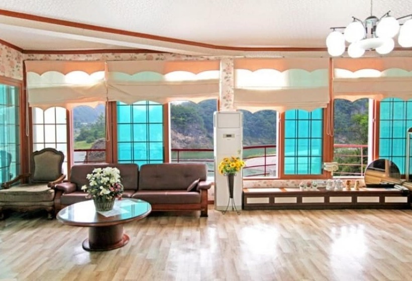 Пансион Youngwol Dongkang Village Caravan