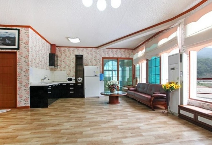 Пансион Youngwol Dongkang Village Caravan