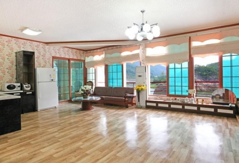 Пансион Youngwol Dongkang Village Caravan