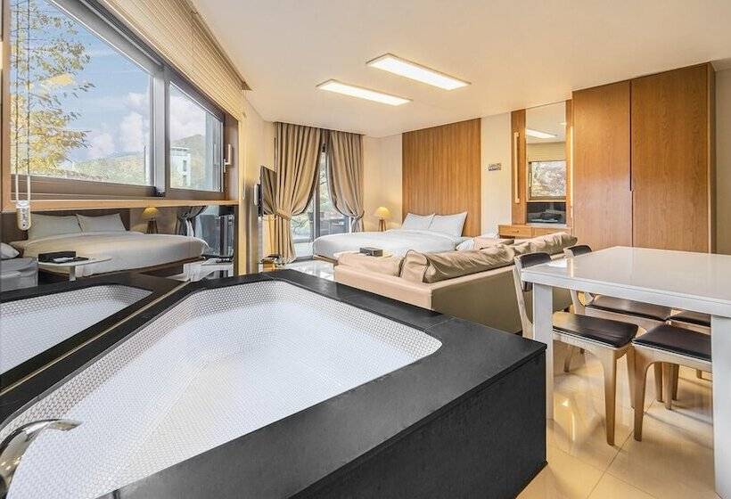 بنسيون Gapyeong Jh Poolvilla & Glamping