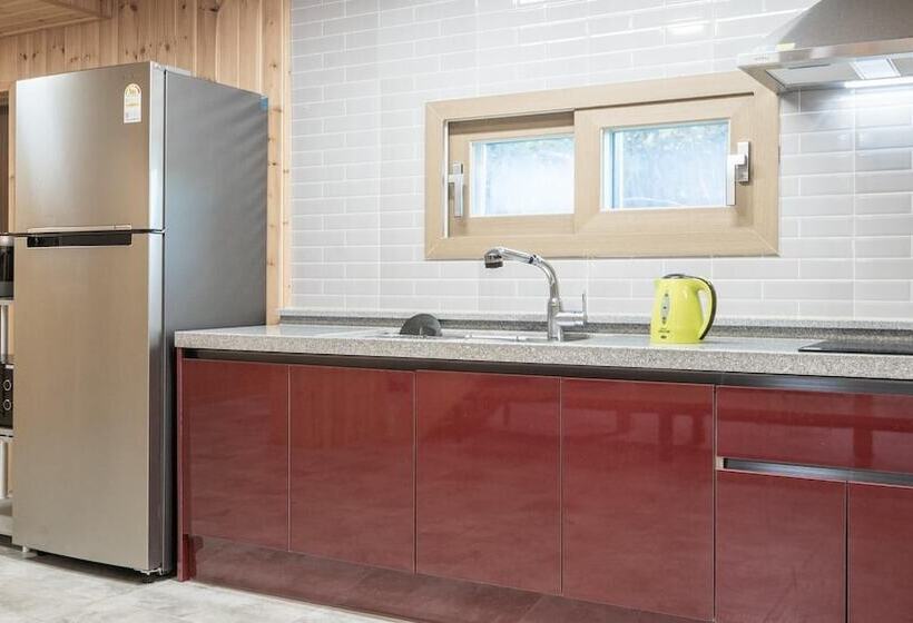 Gyeongju Byeolgwadaliyagi Pension