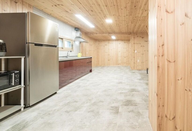 Gyeongju Byeolgwadaliyagi Pension