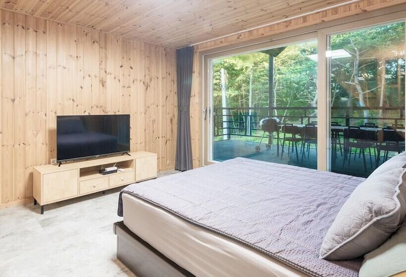 Gyeongju Byeolgwadaliyagi Pension