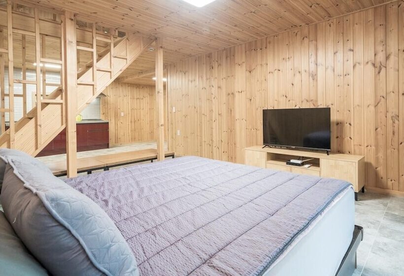 Gyeongju Byeolgwadaliyagi Pension