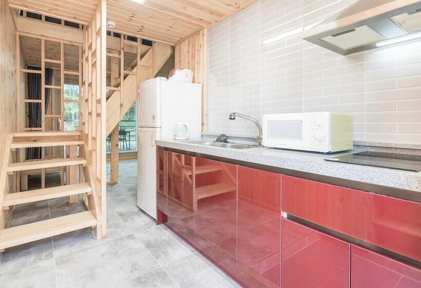 Gyeongju Byeolgwadaliyagi Pension