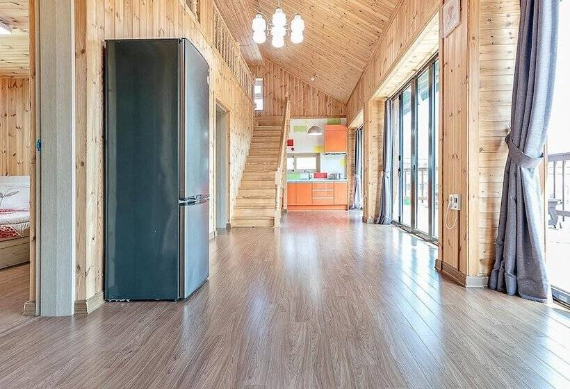 Gyeongju Byeolgwadaliyagi Pension