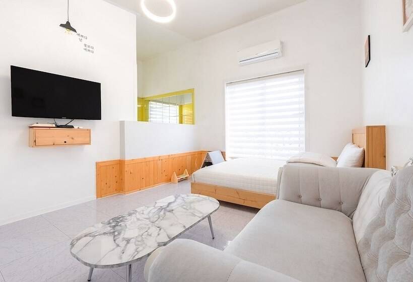 Gyeongju Jullietapoolvilla&kidspension