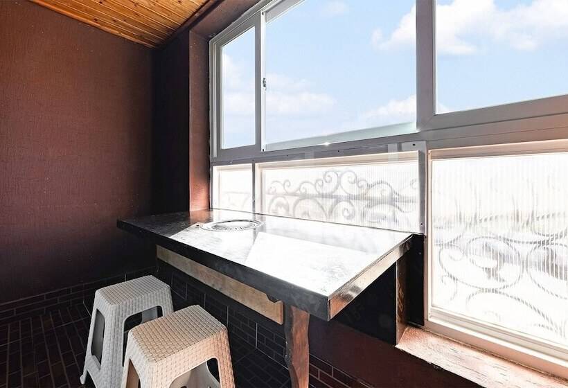 Gyeongju Jullietapoolvilla&kidspension