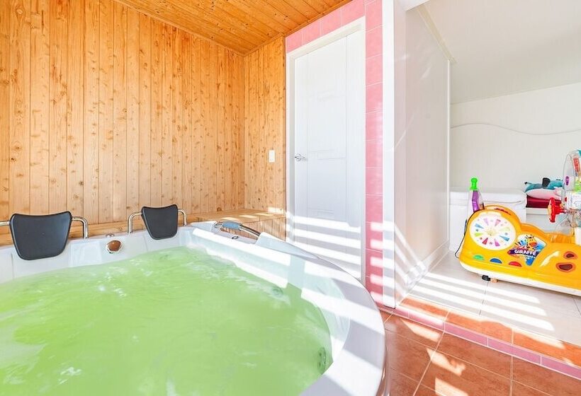 Gyeongju Jullietapoolvilla&kidspension
