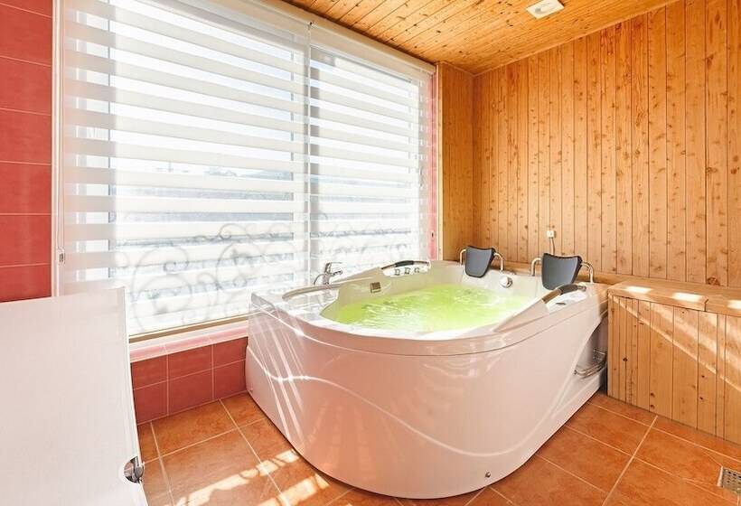 Gyeongju Jullietapoolvilla&kidspension