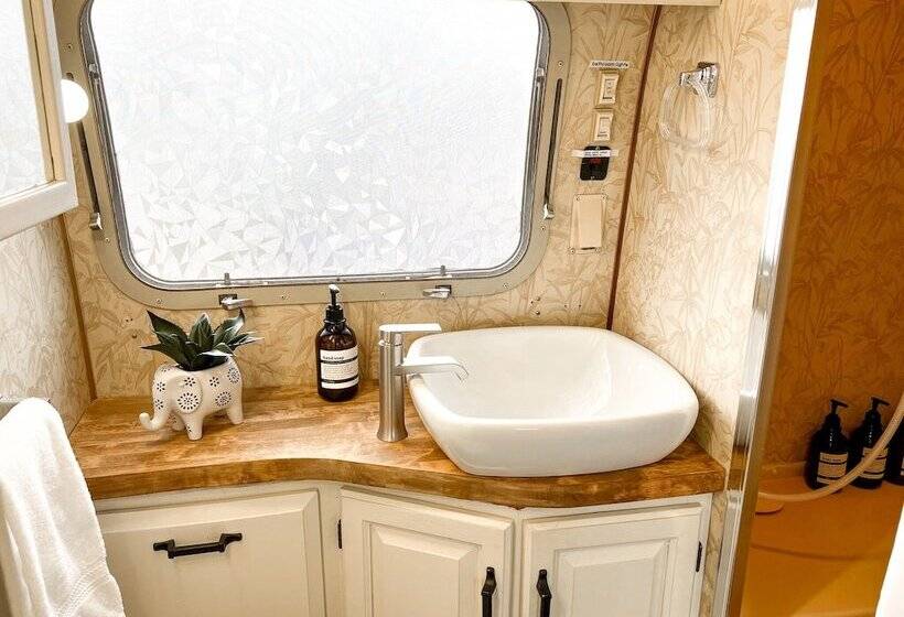 בית מלון כפרי Camp Eddy